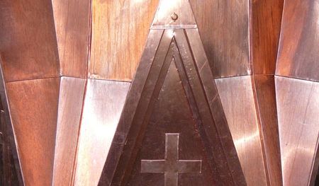 mit der Chorapsis mit deutschen Moselschiefer