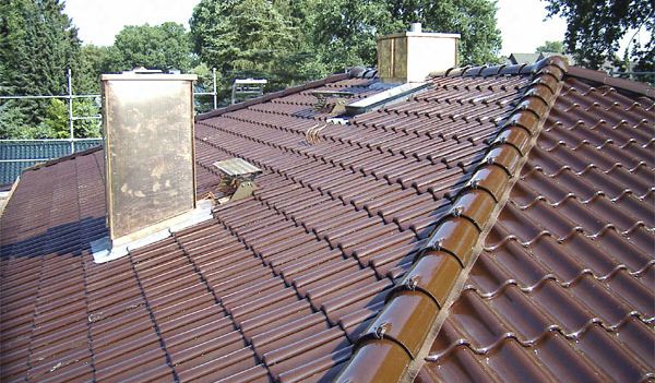 Eindeckung mit glasierten Meyer-Holsen Hohlfalzziegeln