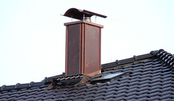 Dacheindeckung mit glasierten Röben Dachziegeln