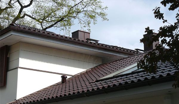 Eindeckung mit glasierten Meyer-Holsen Hohlfalzziegeln