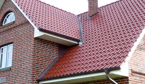 Eindeckung mit glasierten Laumans Dachziegeln