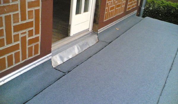 Balkon mit Bitumenbahnen abgedichtet.