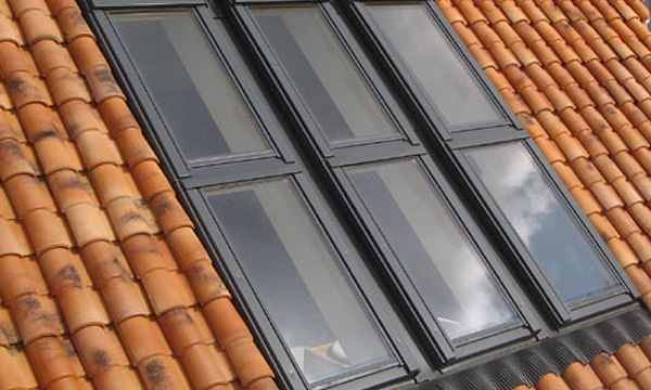 Der  Service umfasst nicht nur den Fenstereinbau, sondern auch die Anpassung von Zubehör wie Zusatzelementen, Regensensoren, solarbetriebenen Außenrollläden und Verdunklungsrollos
